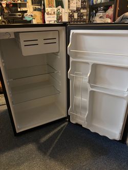 GE 4.4 Cu. Ft. Mini Fridge w/ Freezer – Stainless/CleanSteel – Works Great