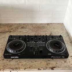 Pioneer DJ DDJ-REV1 2-deck Serato DJ Controller
