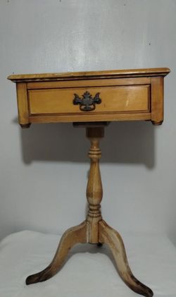 ANTIQUE JOHN SMYTH END TABLE  18*×14"×27" H
