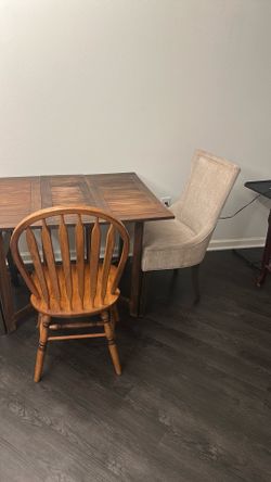 Table 4 chairs in Cibolo