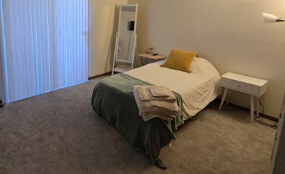 MASSAGING Memory Foam, Zero Gravity, Twin Bed With Frame!  Excellent Condition!  Delivery Possible!