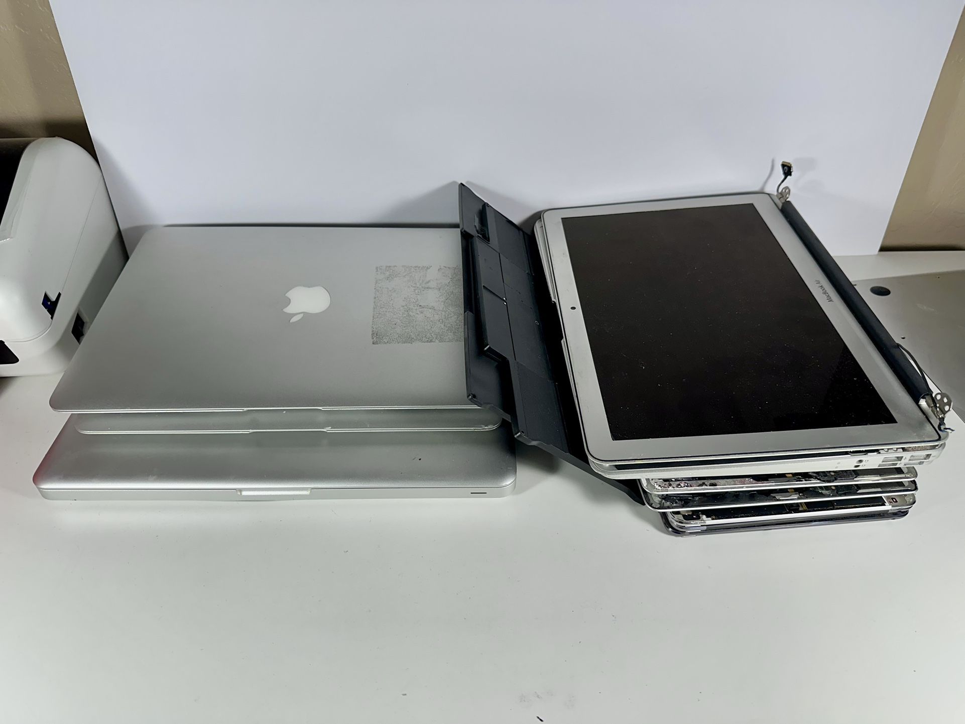 Apple Lot -MacBook - iPhone -iPad