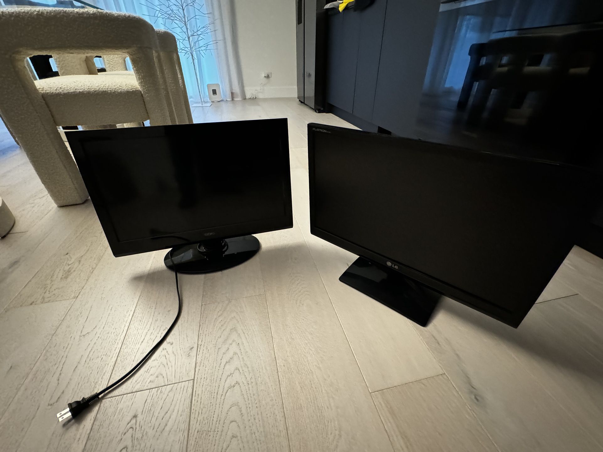2 Monitors - LG And Seiki tv