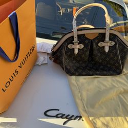 (. LOUIS VUITTON.  Bag.