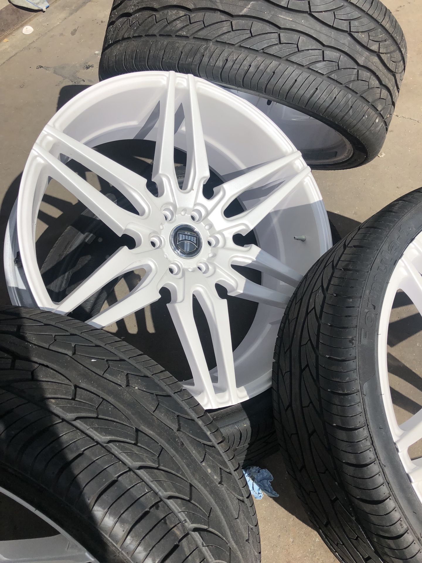 26’ CUSTOM PAINTED RIMS WITH TIRE SENSORS