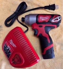 Milwaukee M12 Cordless 1/4 in. Hex Impact w 2.5 Battery & Charger