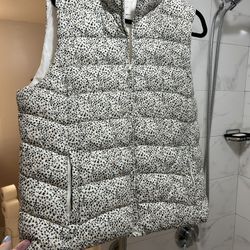 Woman’s Vest, White With Dots, Zip Up Closure And Two Side Pockets.Size X-Large 