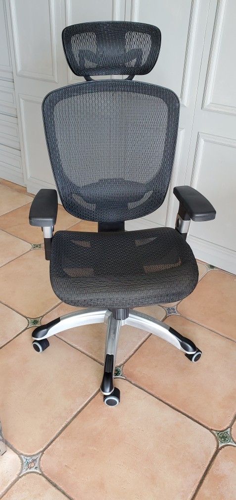 Staples Hyken Mesh Task desk Chair, Black (UN59460)