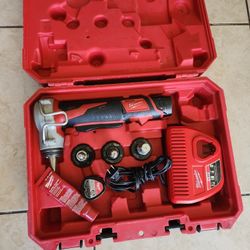Milwaukee
M12 12-Volt Lithium-Ion Cordless ProPEX Expansion Tool Kit with (2) 1.5Ah Batteries, (3) Expansion Heads and Hard Case  Poco Uso 