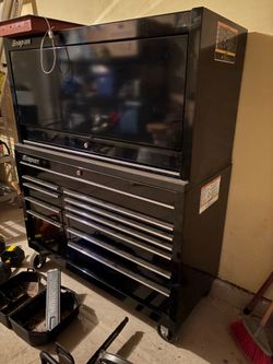Snap on double bay tool box with hutch