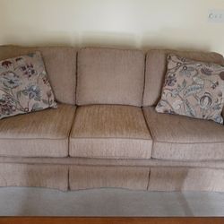 SOFA AND LOVESEAT MADE BY BROYHILL QUALITY FURNITURE. NEW NEVER USED WAS A SHOW  PIECE..