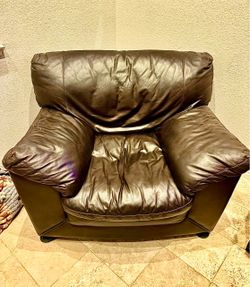🔥🔥🔥 Leather chair!  Ridiculously comfortable and cushy! For your BEST, REASONABLE OFFER!
