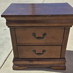 2 Classic Nightstands