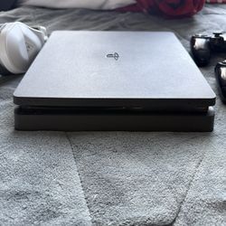 PS4 Slim 