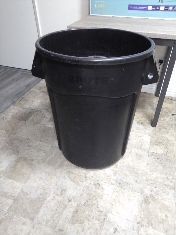Rubbermaid Brute Round Vented Trash Can