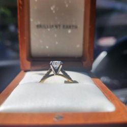 BEAUTIFUL ENGAGEMENT RING SIZE 6