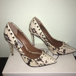 STEVE MADDEN CLASSIC SNAKE PRINT PUMPS SIZE 6.5