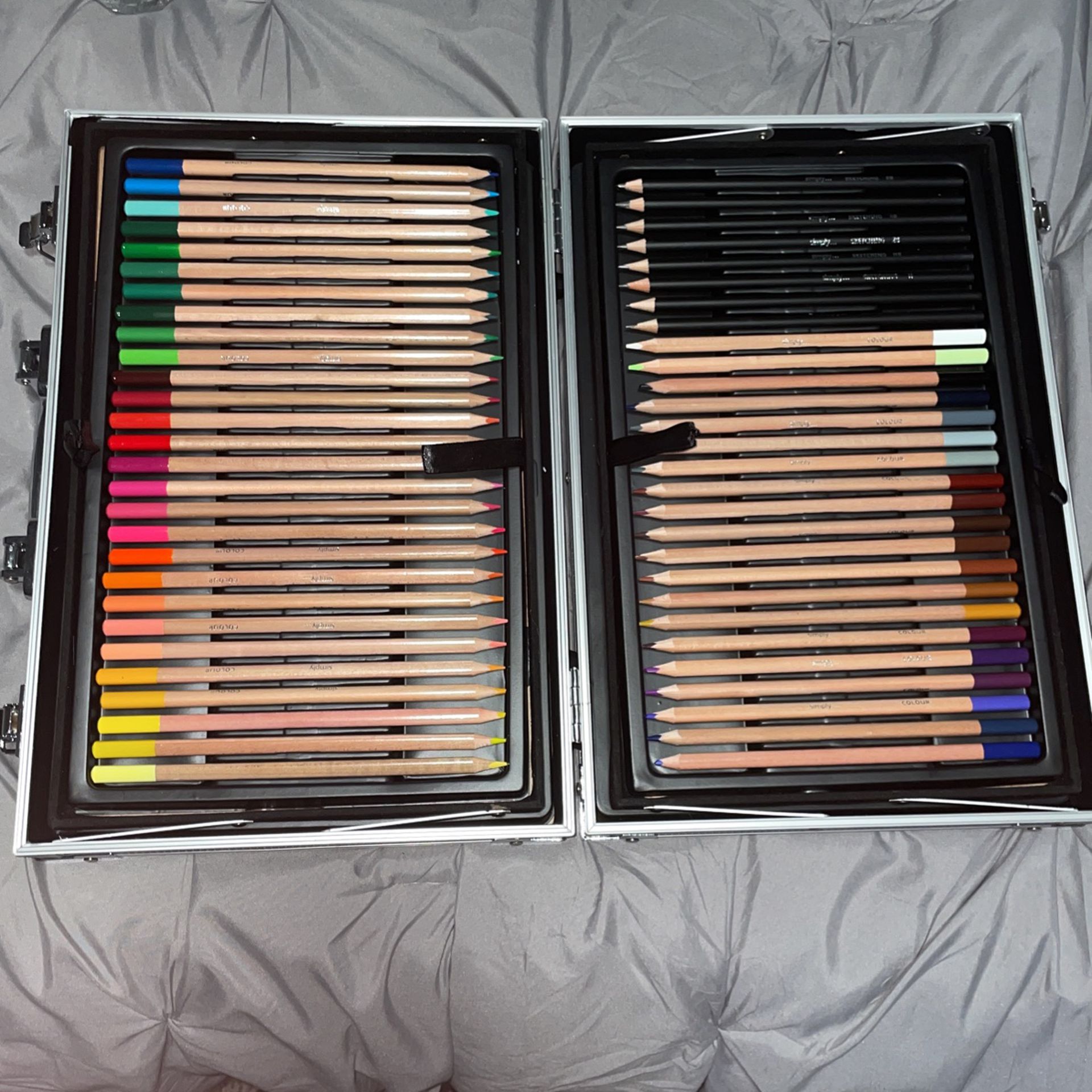 ART SET comes with case 