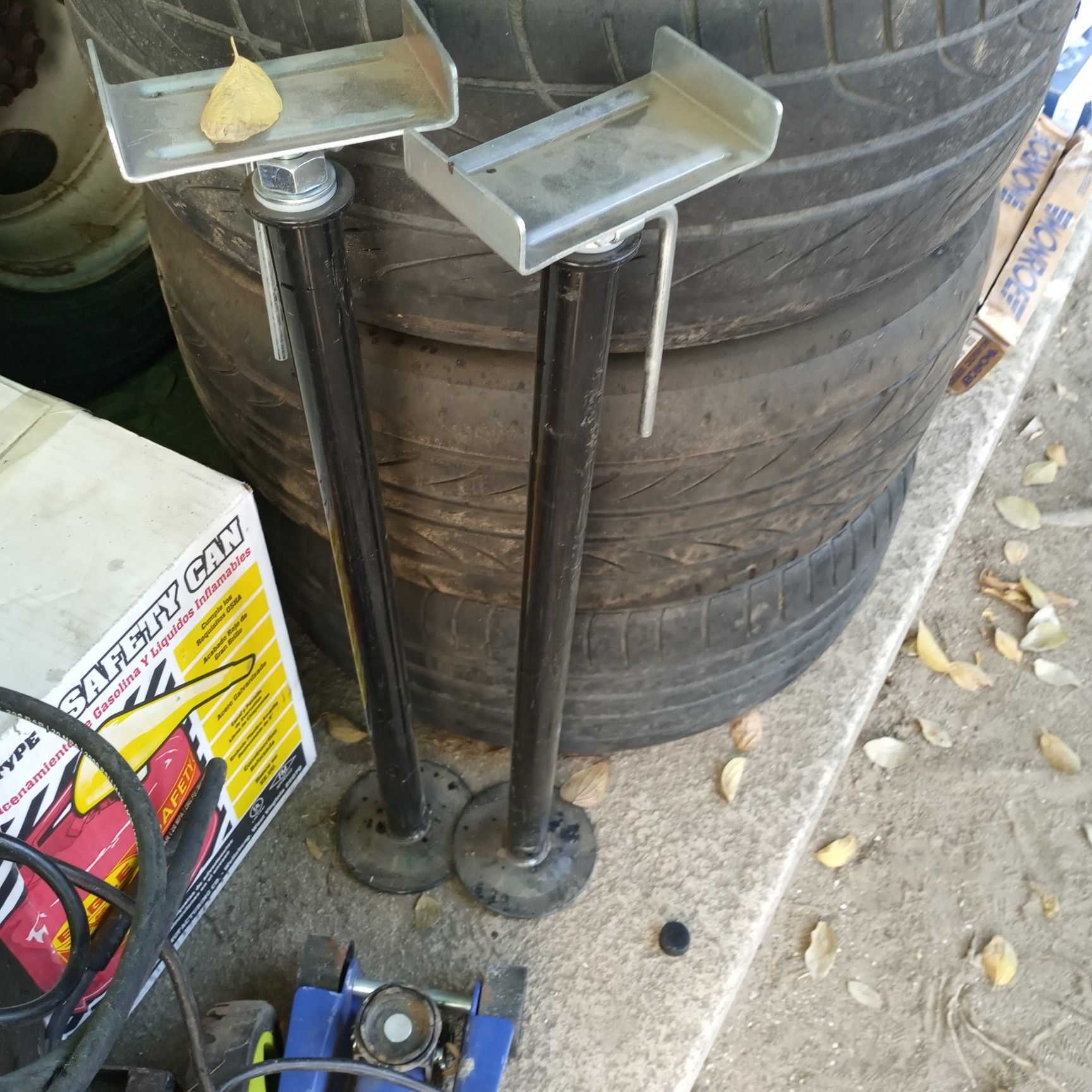 Trailer jacks