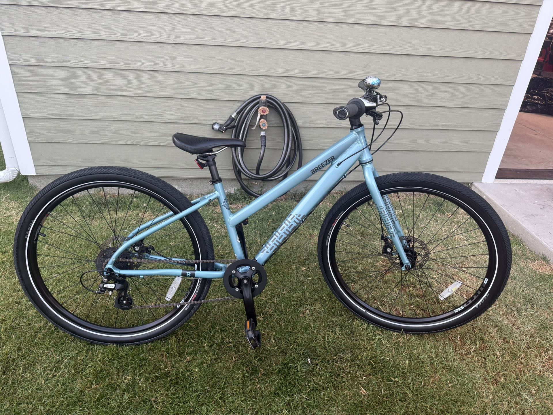 Extra small Breezer 8speed aluminum frame with 27.5 inch wheels bike is in excellent condition there are $660 out the door