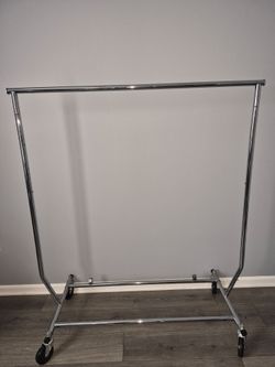 Rolling clothes rack