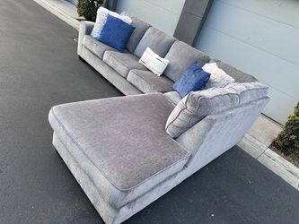Amazing condition gray Ashley’s sectional couch !!