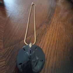 vintage-style sand dollar pendant necklace