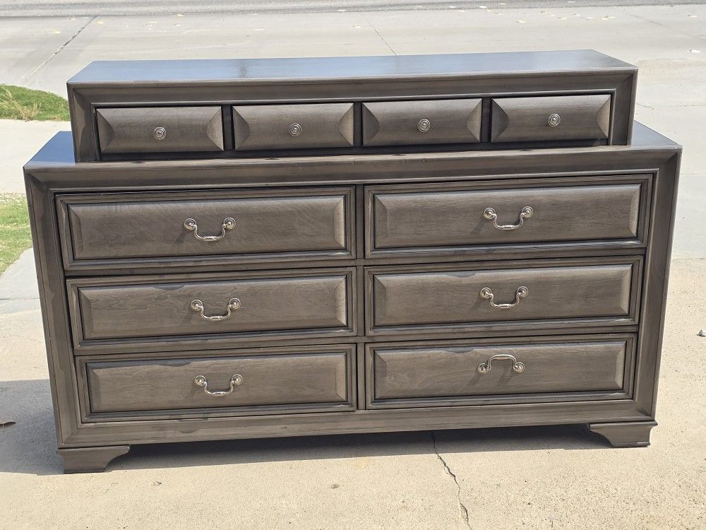 DRESSER