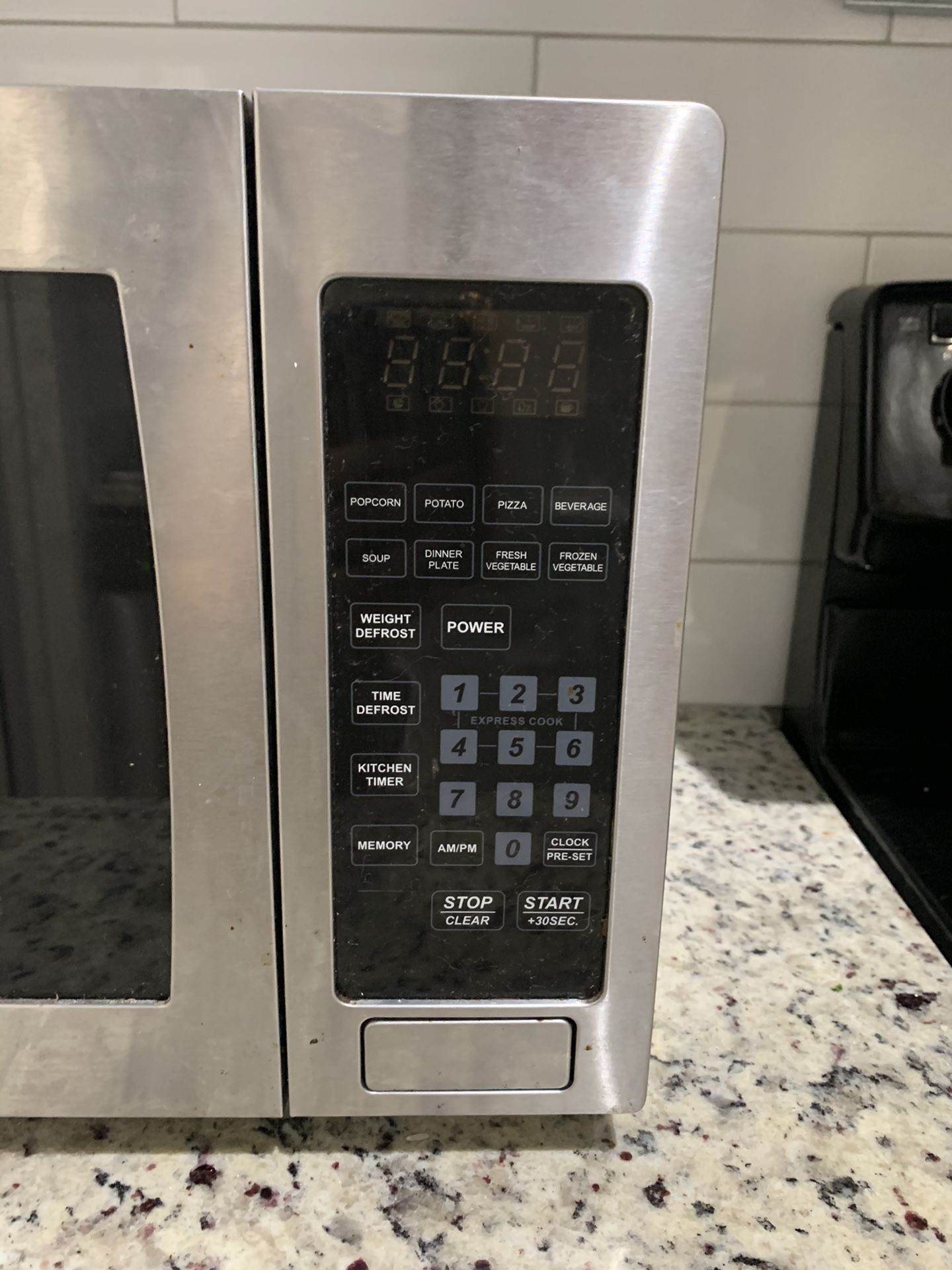 Magic Chef 0.9 Cu.Ft. 900 W Countertop Microwave Oven With Stainless Steel Front