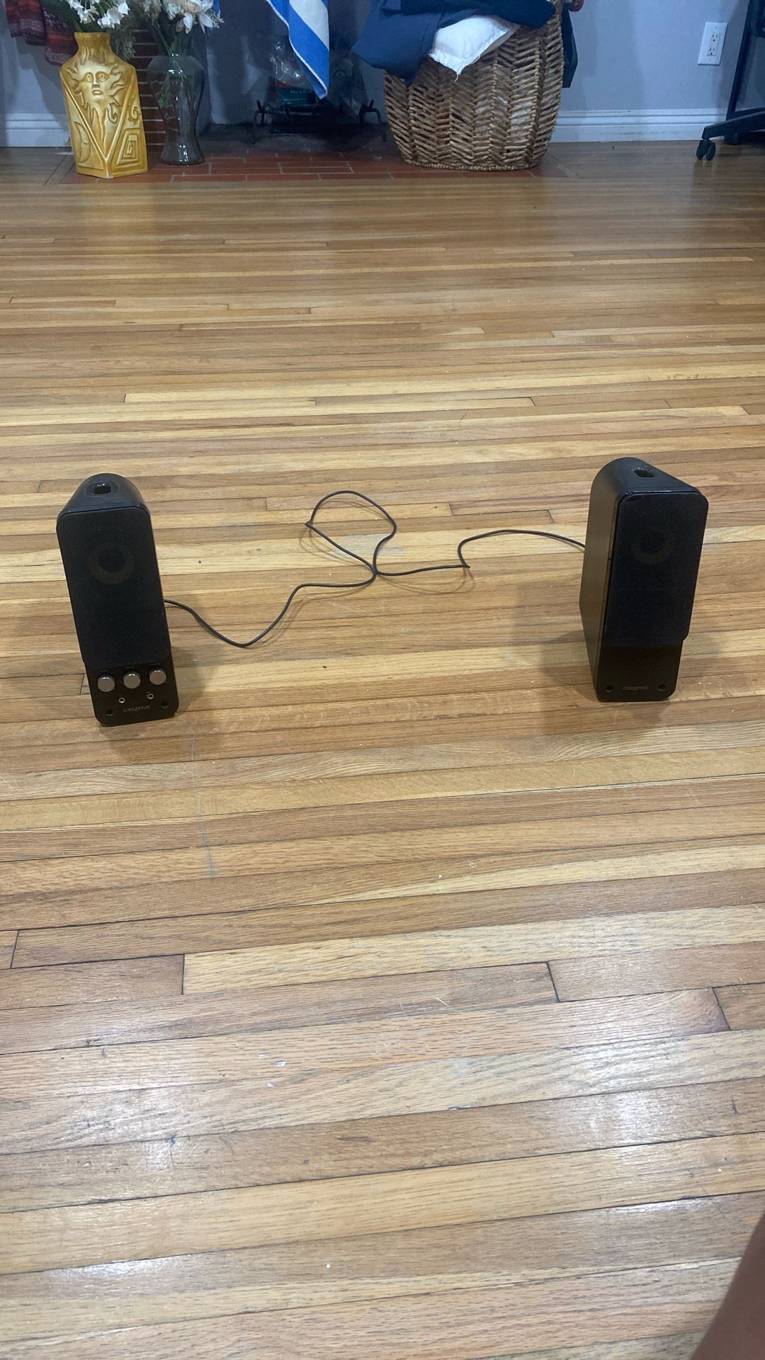 CREATIVE speakers