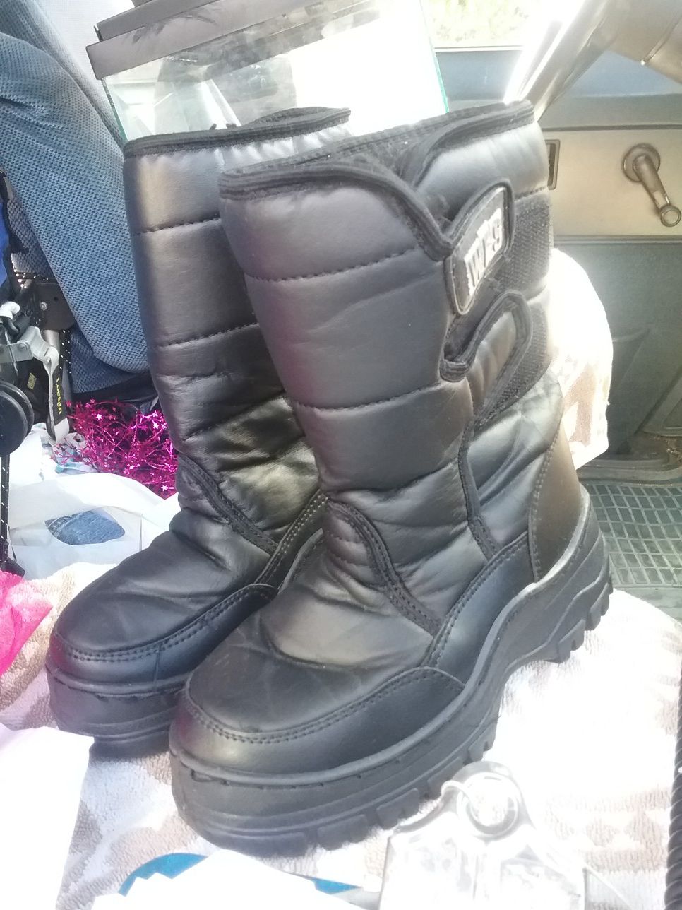 Snow boots, kids 13, like new