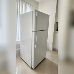 White Refrigerator, Top Freezer - Fair - 2022 - Mount Vernon, NY