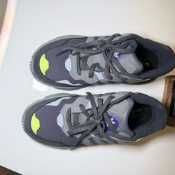 Adidas "retro running" style  51/2