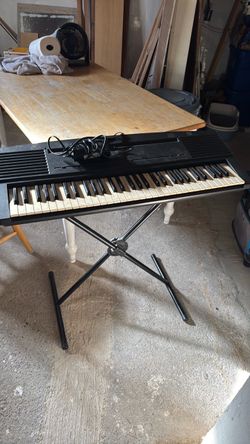 Yamaha Keyboard with collapsible stand