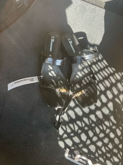 ✨ Brand-new NO BOUNDARIES black sandals with gold detail—never worn, tags still on! Chic, stylish, and perfect with any outfit. Grab them before they’