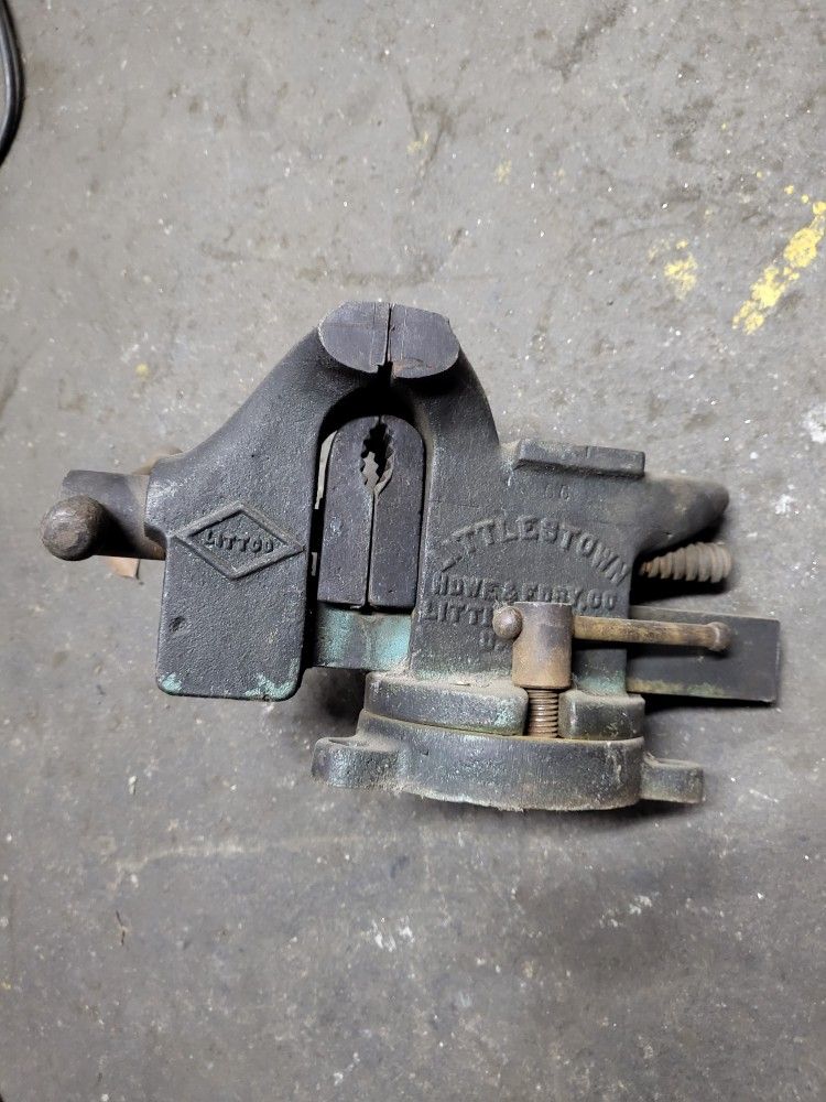 LittlesTown HDWE & FDRY, Co. No. 25 Bench Vise With Removable Pipe Jaws Vice