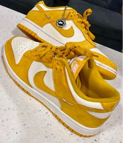 DUNK LOW WMNS "DARK SULFUR GOLD MINI SWOOSH"  size 9 - great condition $45