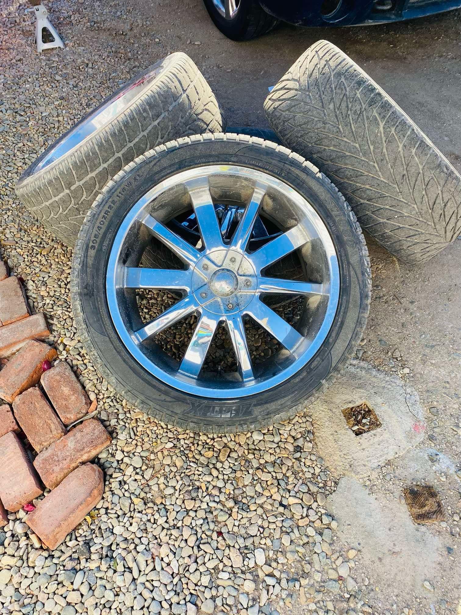 Se venden rines 22s 6 birlos para chevy universales llantas mas omenos 150 dlls o cambio