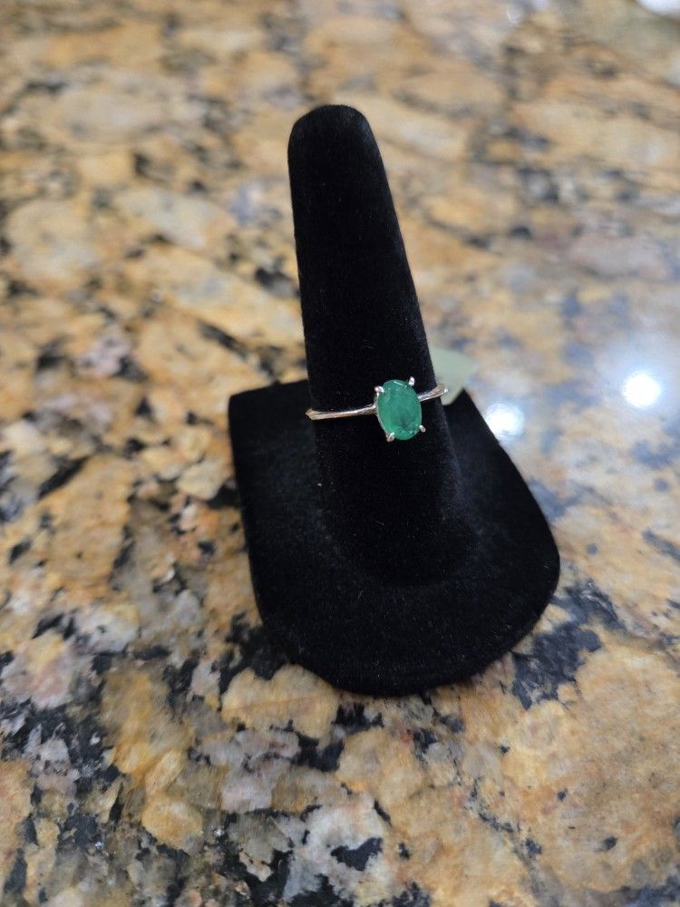 NWT 0.98 CTS GENUINE NATURAL EMERALD SET IN 10 KT WHITE GOLD SIZE 6 WITH CERTIFICATE