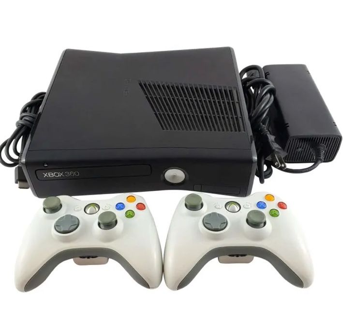 Xbox 360 console, used and in excellent condition. 2 Wireless Controllers And Charging Station Make Offer