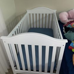 Baby crib/changing table 