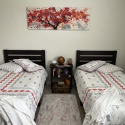 2 Twin Beds With Bedding 