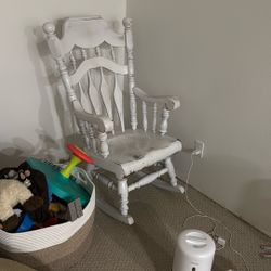 Rocking chair (older) 