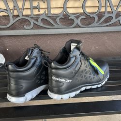 Reebok  Color Negro  Size 9.5.  Waterproof.  Con Punta De Casquillo 