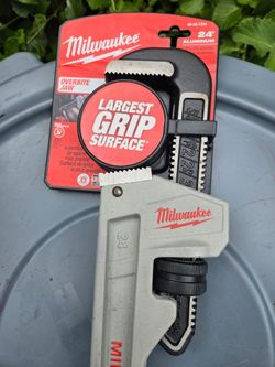 MILWAUKEE 24 IN PIPE WRENCH NEW