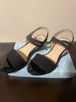 New in box, women’s dress short heels, size 7.5