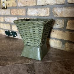 WICKER🌺METAL PLANT HOLDER