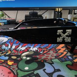 🕶️ Off-White Black Frame Sunglasses – Arrow Logo 🕶️