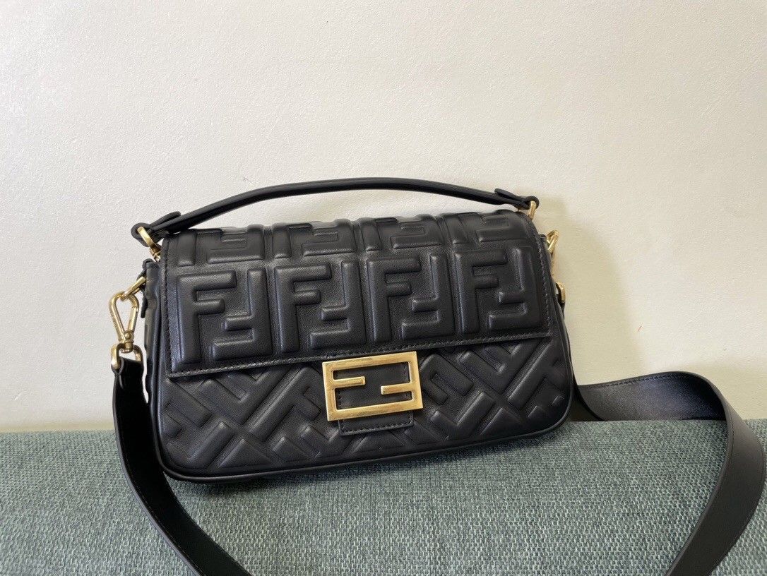 Ladies 𝐅𝐅 𝐅𝐞𝐧𝐝𝐢 Zucca Embossed Leather Medium Baguette Bag