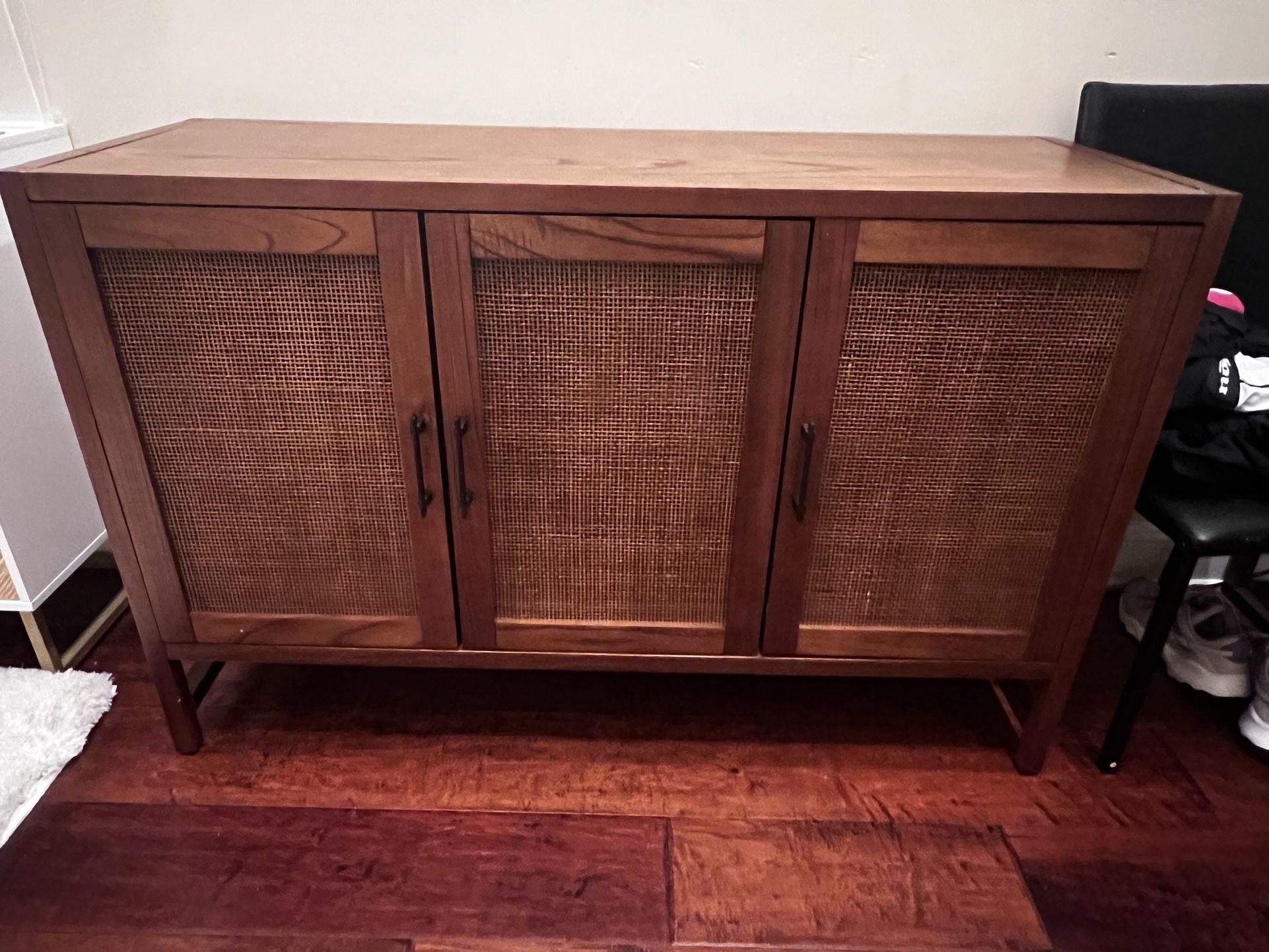 Brand New - 3-door cabinet organizes